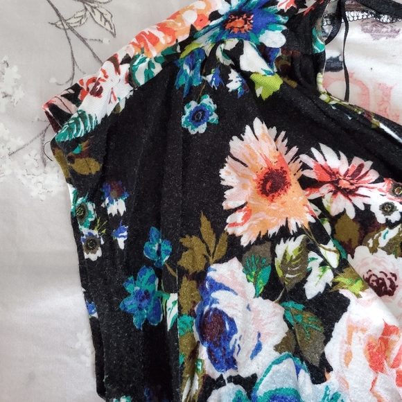 H&M Floral Print T-shirt - Picture 2 of 4